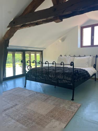 Uitzicht slaapkamer met 2persoonsbed en 1persoonsbed