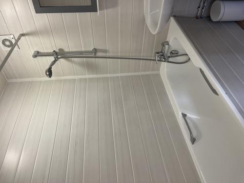 badkamer met bad en douche
