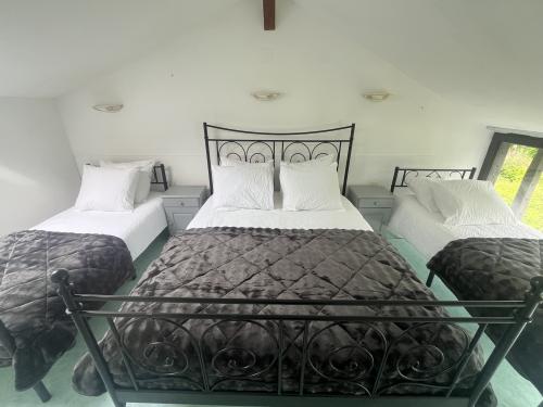 slaapkamer met dubbel bed en 2 enkele bedden